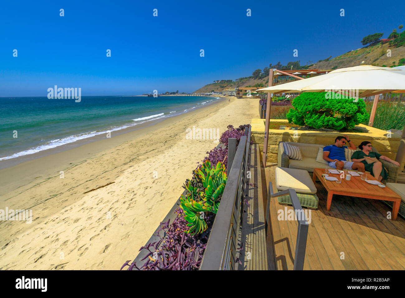 Malibu, California, Stati Uniti - 7 Agosto 2018: giovane seduto nel lussuoso ristorante giapponese Nobu sulla famosa spiaggia di miliardario o spiaggia di carbonio per molte persone famose in Malibu. Vacanze estive. Foto Stock