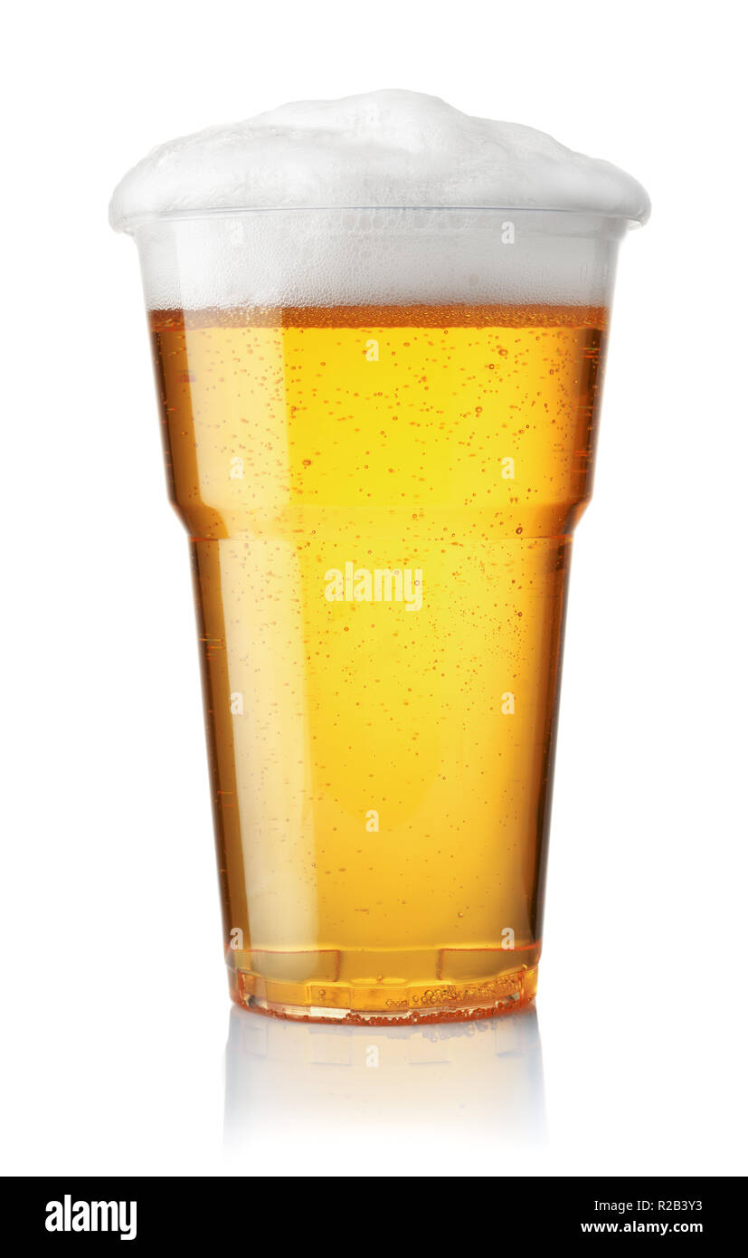 Vista frontale della birra alla spina in plastica tazza monouso isolato su bianco Foto Stock