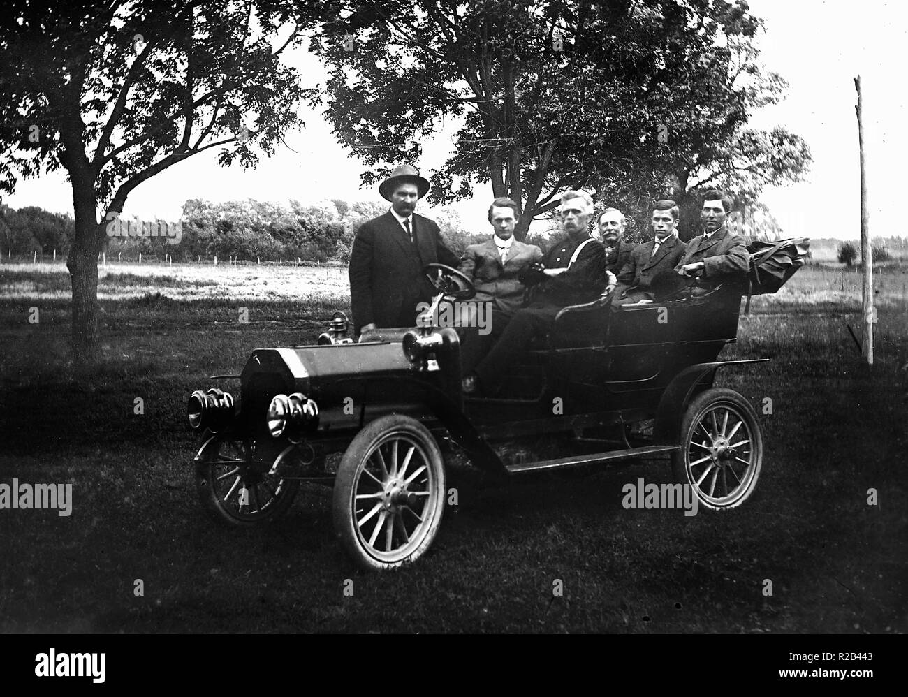 Tutti i ragazzi sono pronti a fare un giro nel loro nuovo, moderno, periodo automobile, ca. 1910. Foto Stock