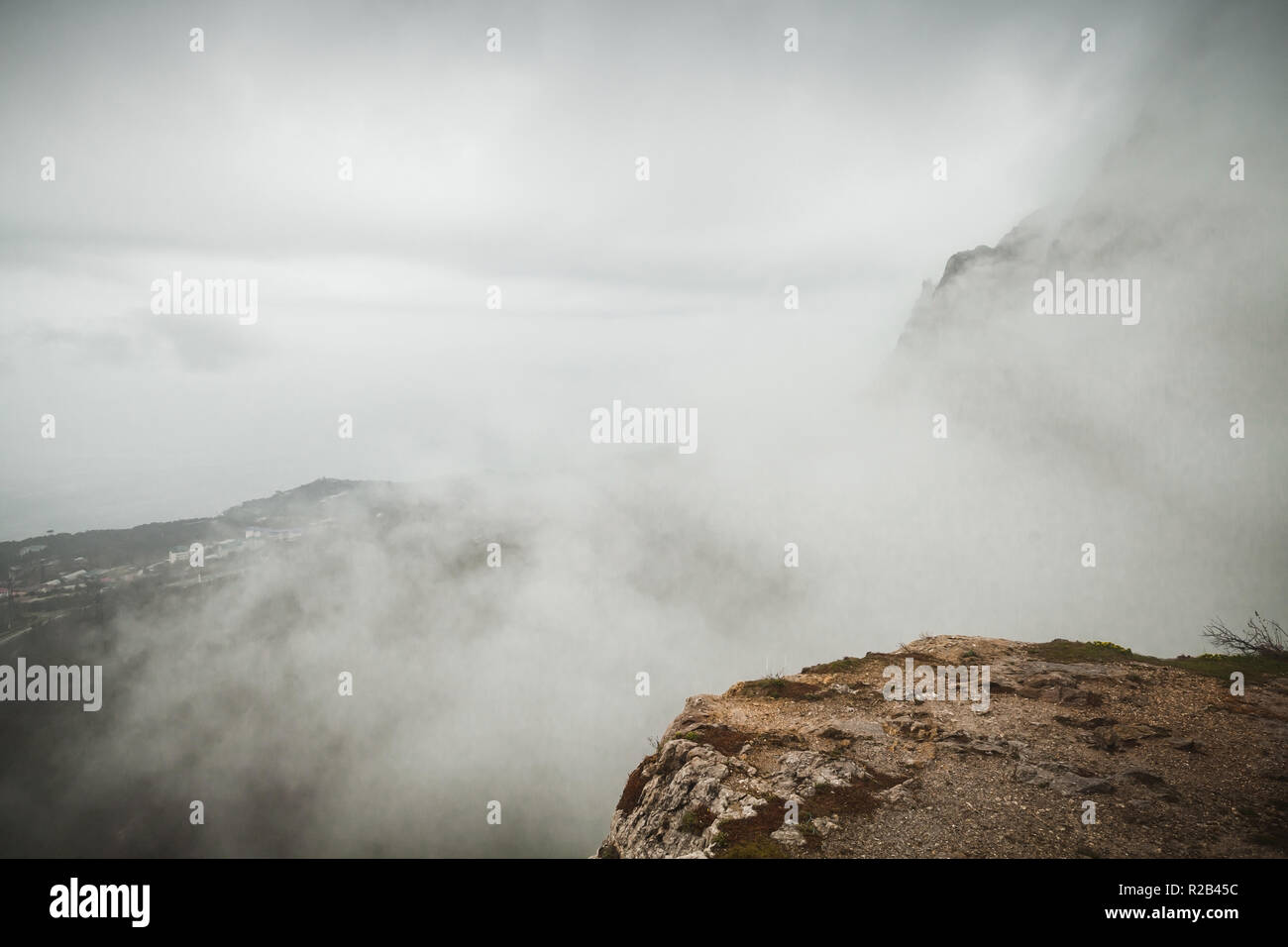 La nebbia paesaggio di montagna, bordo roccioso. Foros nella mattina di primavera. Crimea, il litorale del Mar Nero. Vintage la correzione delle tonalità effetto di filtro Foto Stock