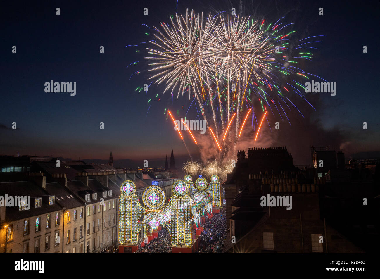 Fuochi d'artificio sono impostate su off al di sopra di Edimburgo di George Street per contrassegnare l'inizio della capitale la stagione festiva. Foto Stock