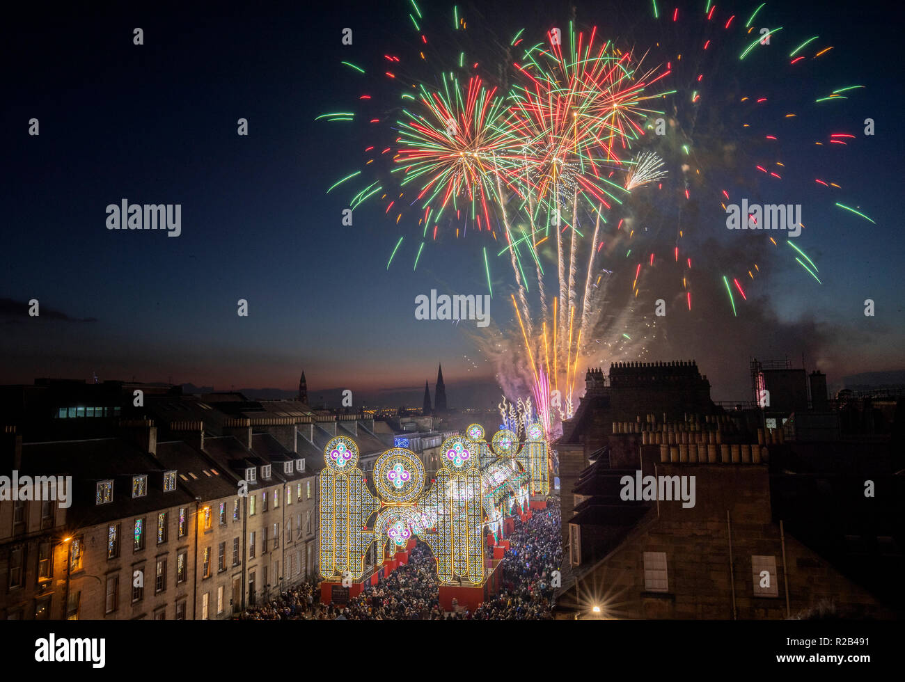 Fuochi d'artificio sono impostate su off al di sopra di Edimburgo di George Street per contrassegnare l'inizio della capitale la stagione festiva. Foto Stock