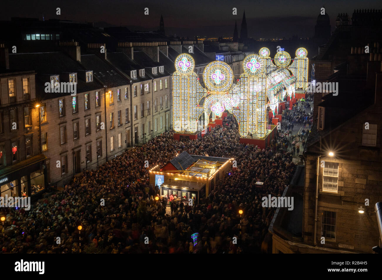 Le persone che frequentano la luce notturna in Edinburgh include l'apertura di 'silenzio notte' natale luce installazione su George Street che consiste di venti quattro archi e ha più di 60.000 luci. Foto Stock
