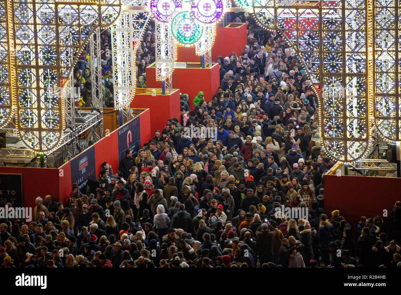Le persone che frequentano la luce notturna in Edinburgh include l'apertura di 'silenzio notte' natale luce installazione su George Street che consiste di venti quattro archi e ha più di 60.000 luci. Foto Stock