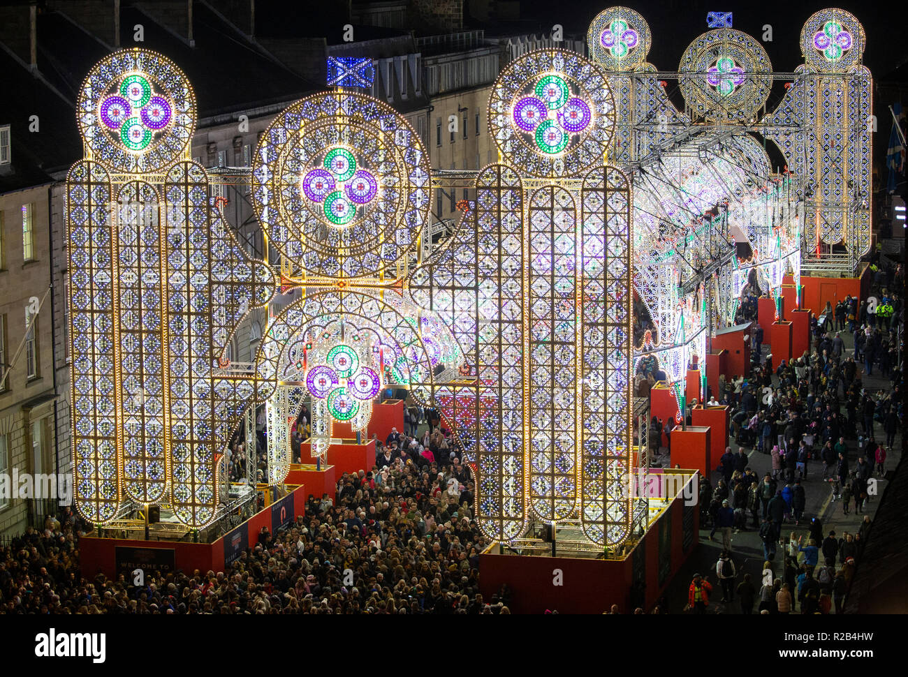 Le persone che frequentano la luce notturna in Edinburgh include l'apertura di 'silenzio notte' natale luce installazione su George Street che consiste di venti quattro archi e ha più di 60.000 luci. Foto Stock