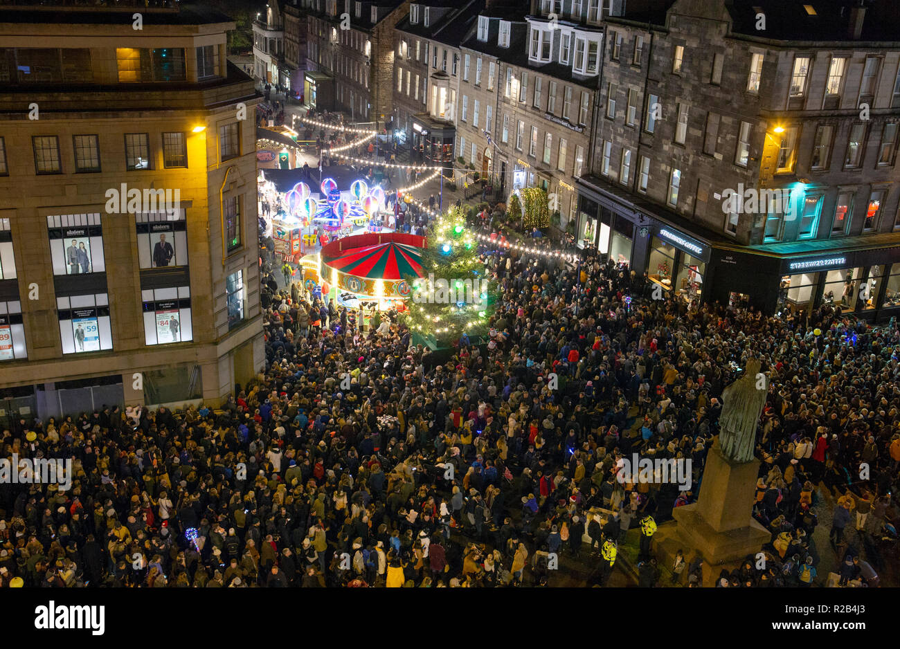 La folla a Edimburgo di George Street durante la fase iniziale della capitale la stagione festiva. Foto Stock