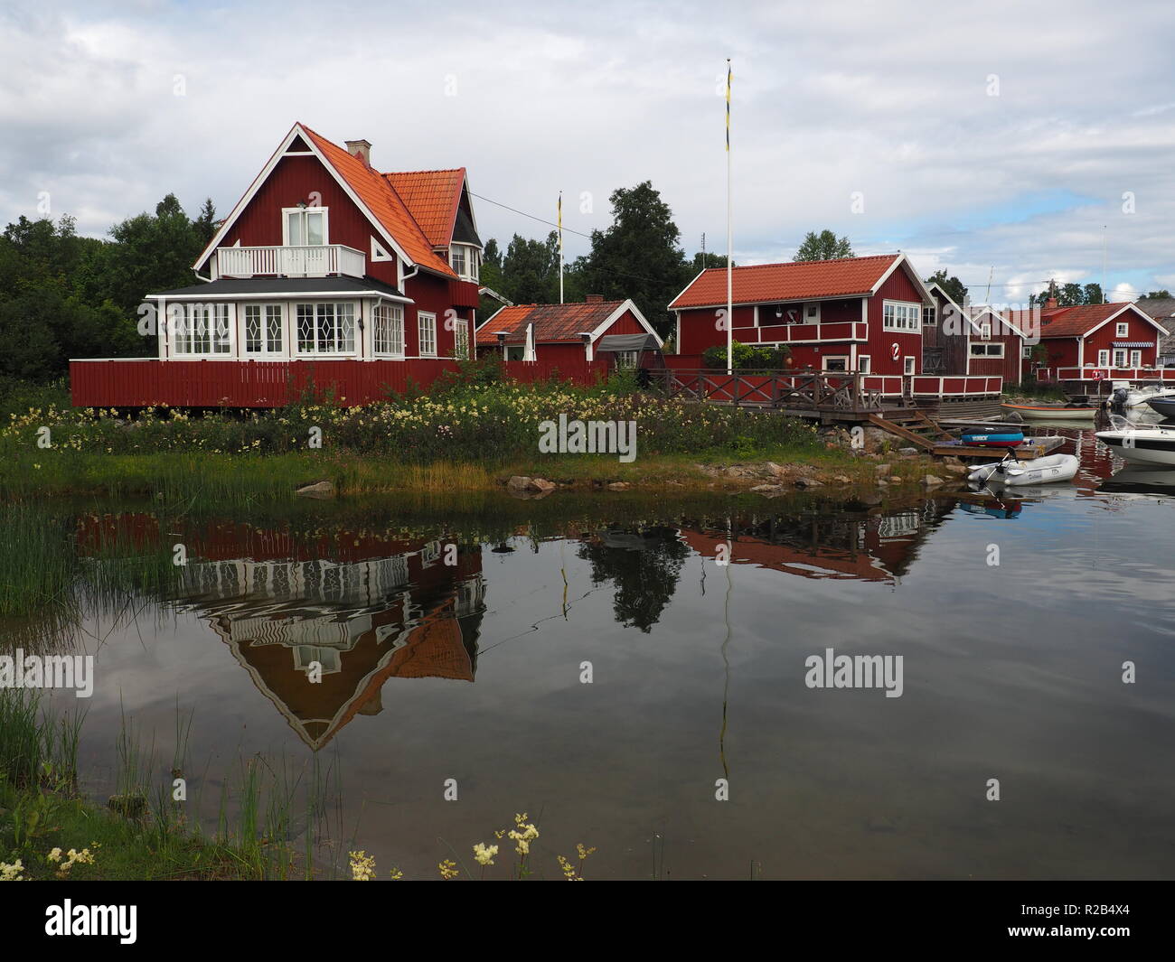 Rosso case svedesi sulla baia Foto Stock