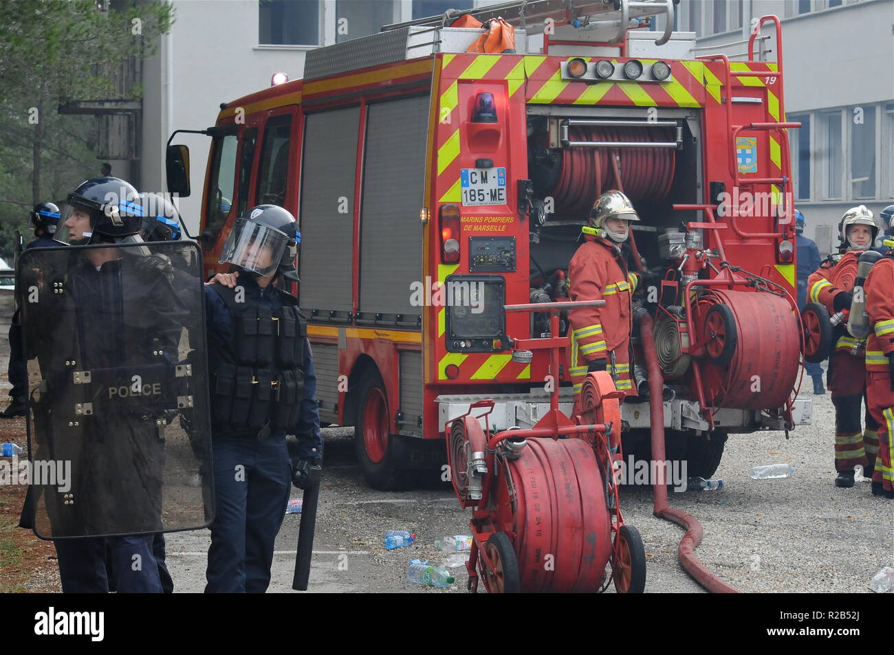 Marsiglia Navy fire fighters frequentare la vita-dimensioni trapano a Accademia di polizia Camp, Nimes, Francia Foto Stock