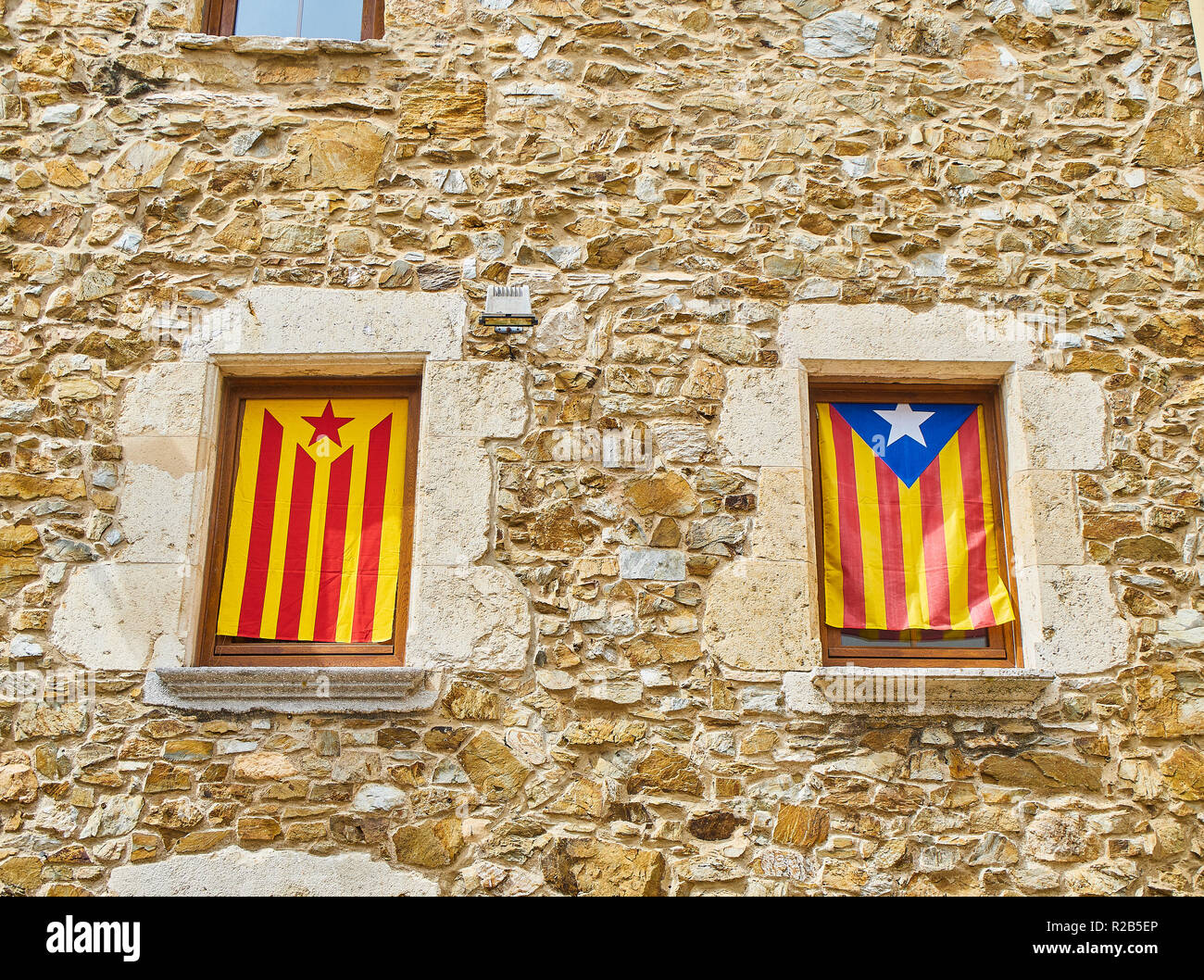 Le bandiere del movimento di indipendenza della Catalogna, chiamato Estelada (ufficiose), adorna le finestre di una casa. Foto Stock