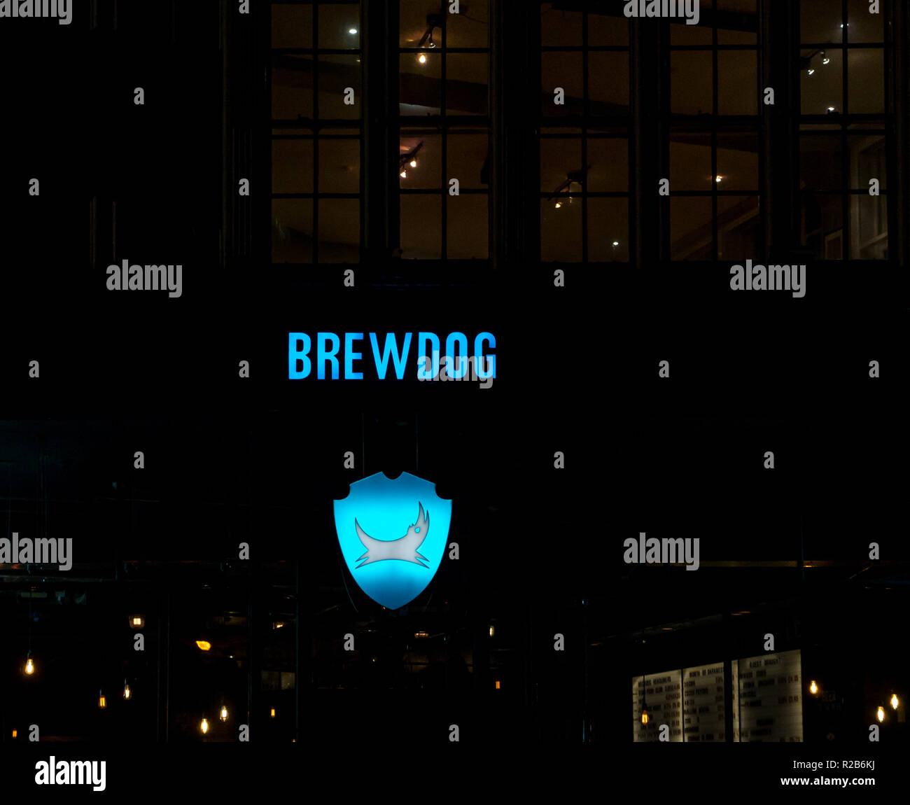 Blu luminoso segno al neon illuminata di notte per Brewdog pub, Newcastle, England, Regno Unito Foto Stock