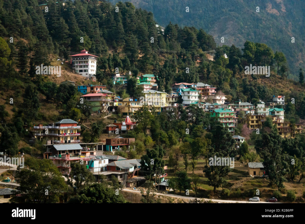 Splendida vista sulla cittadina di Mcleod Ganj nell India del nord. Foto Stock
