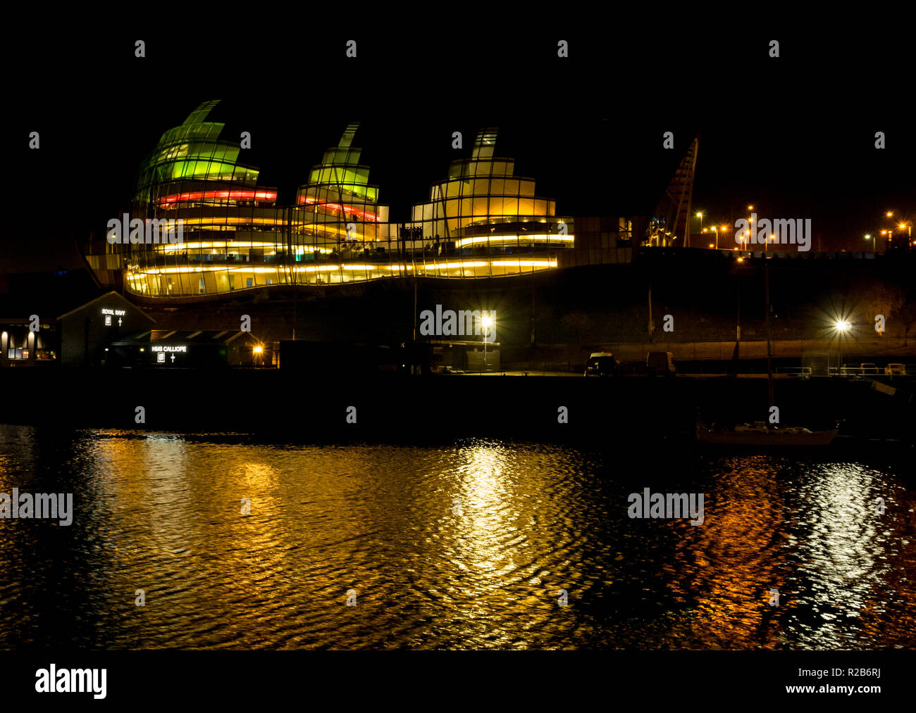 Sage concert hall e il centro culturale illuminato di notte sul fiume Tyne, Newcastle, England, Regno Unito Foto Stock