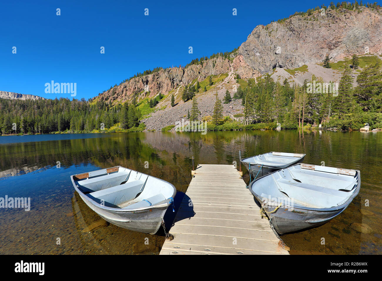 Barche a remi sui Laghi Gemelli, Mammoth Lakes, California, Stati Uniti d'America Foto Stock