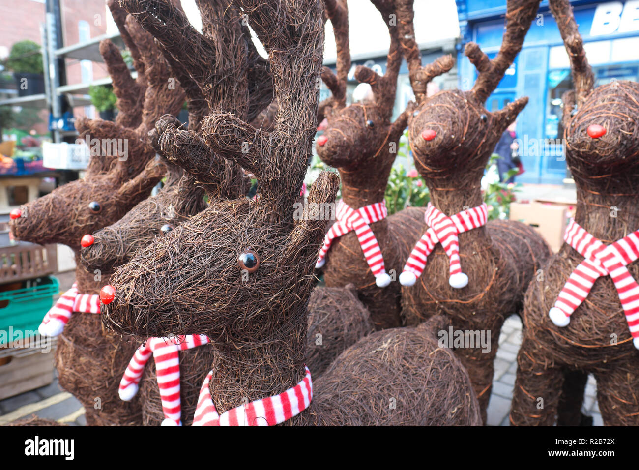 Xmas Natale decorazioni giardino per la vendita al mercato all'aperto dicembre 2018 nel Regno Unito Foto Stock