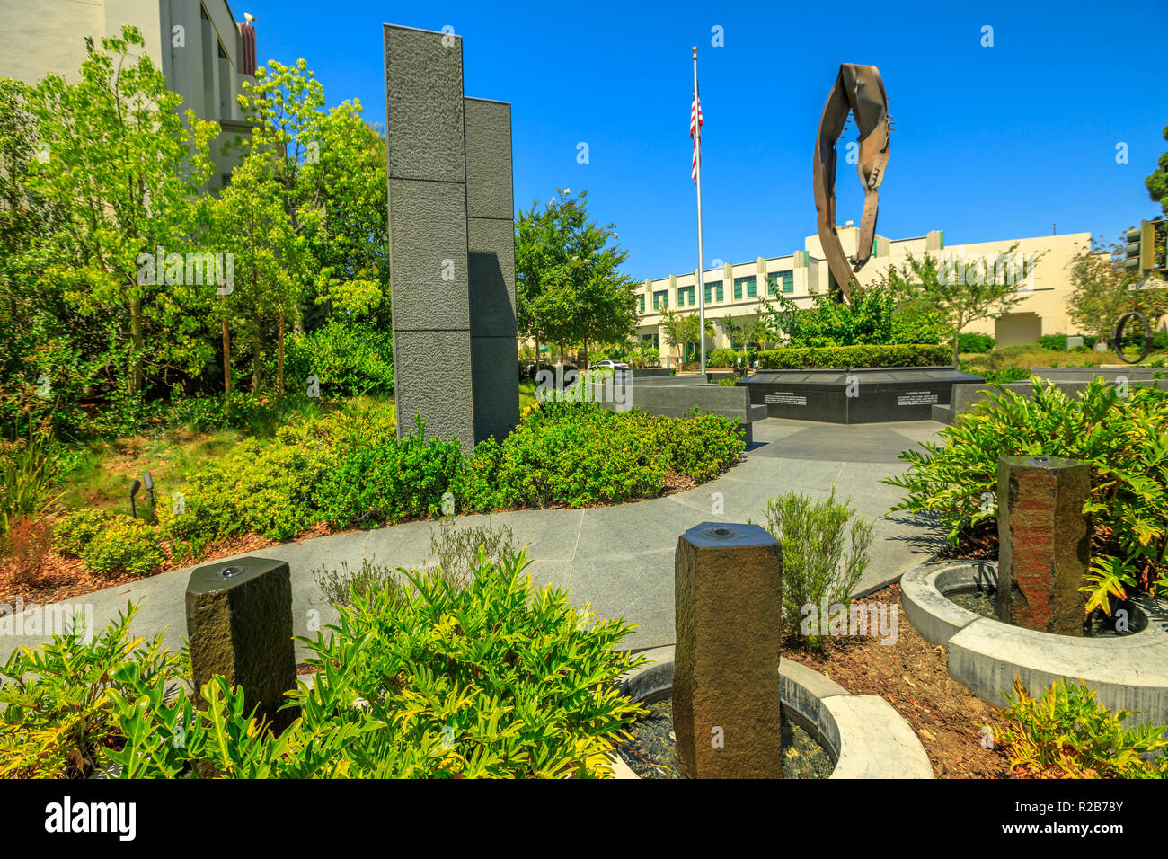 Los Angeles, California, Stati Uniti - 6 Agosto 2018: Beverly Hills 9-11 Memorial Garden è un memoriale di spazio in onore degli attacchi dell 11 settembre costruito con un relitto del World Trade Center. Foto Stock