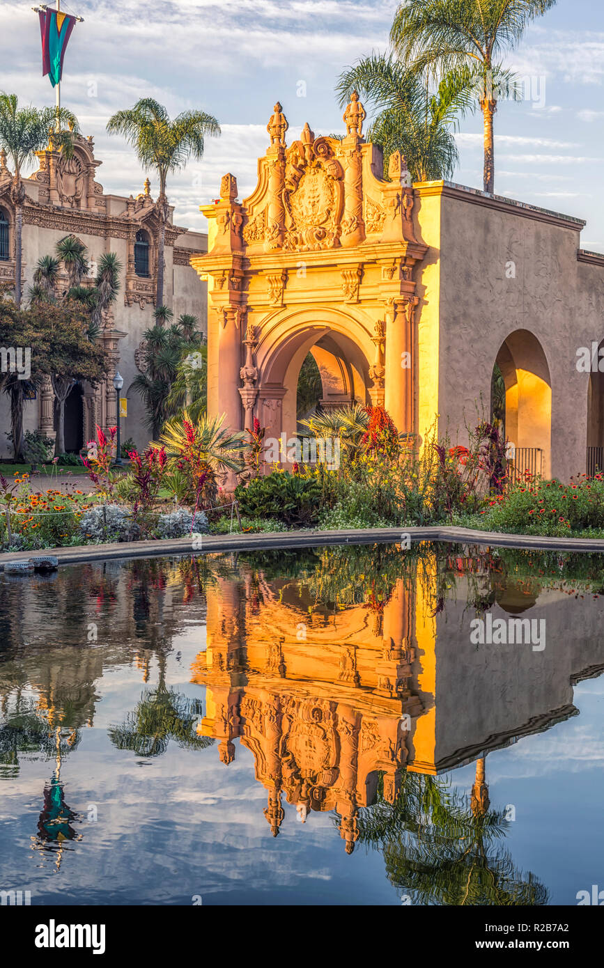 Balboa Park, San Diego, California, USA. Architettura ornati riflette il laghetto di gigli. Foto Stock