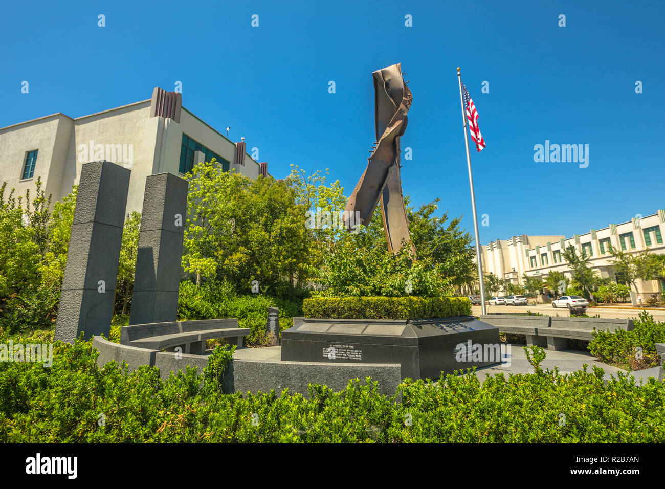 Los Angeles, California, Stati Uniti - 6 Agosto 2018: Beverly Hills 9-11 Memorial Garden, un memoriale di spazio in onore degli attacchi dell 11 settembre. Beverly Hills Fire Department sede sullo sfondo Foto Stock