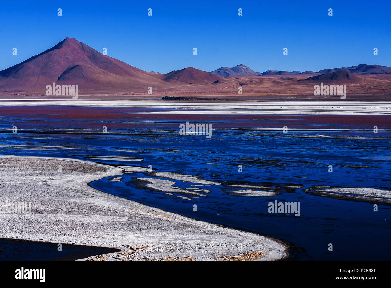 Il paesaggio del deserto di una laguna a Laguna Colorada (Red Lake) Bolivia Foto Stock
