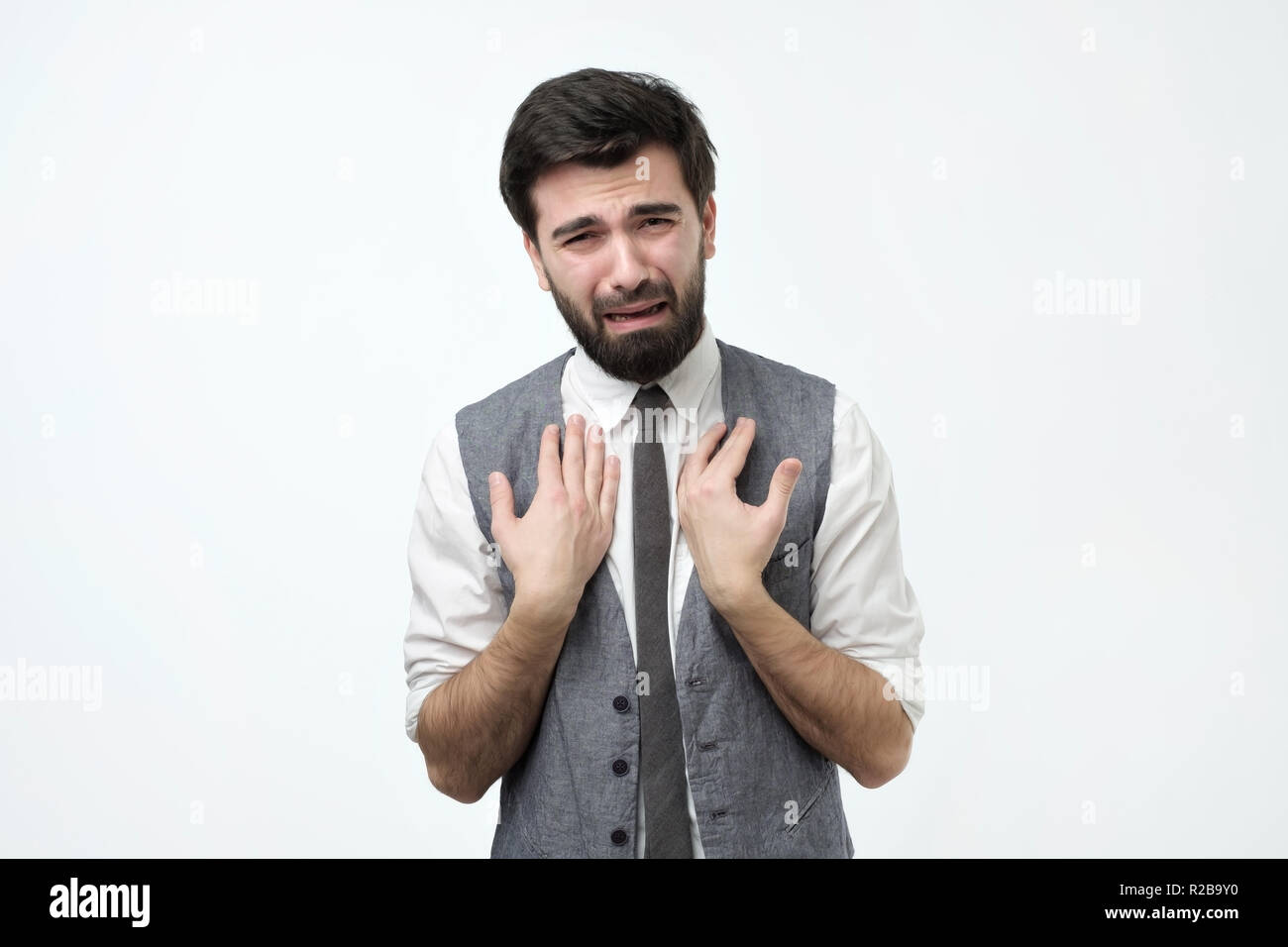 Giovane uomo ispanico con la barba è il pianto. Foto Stock Giovane uomo ispanico con la barba è il pianto. Foto Stock