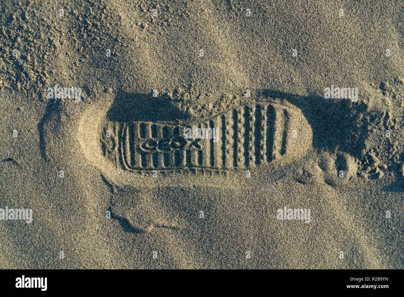 Geox scarpe di marca impronta sulla sabbia di una spiaggia Foto stock -  Alamy
