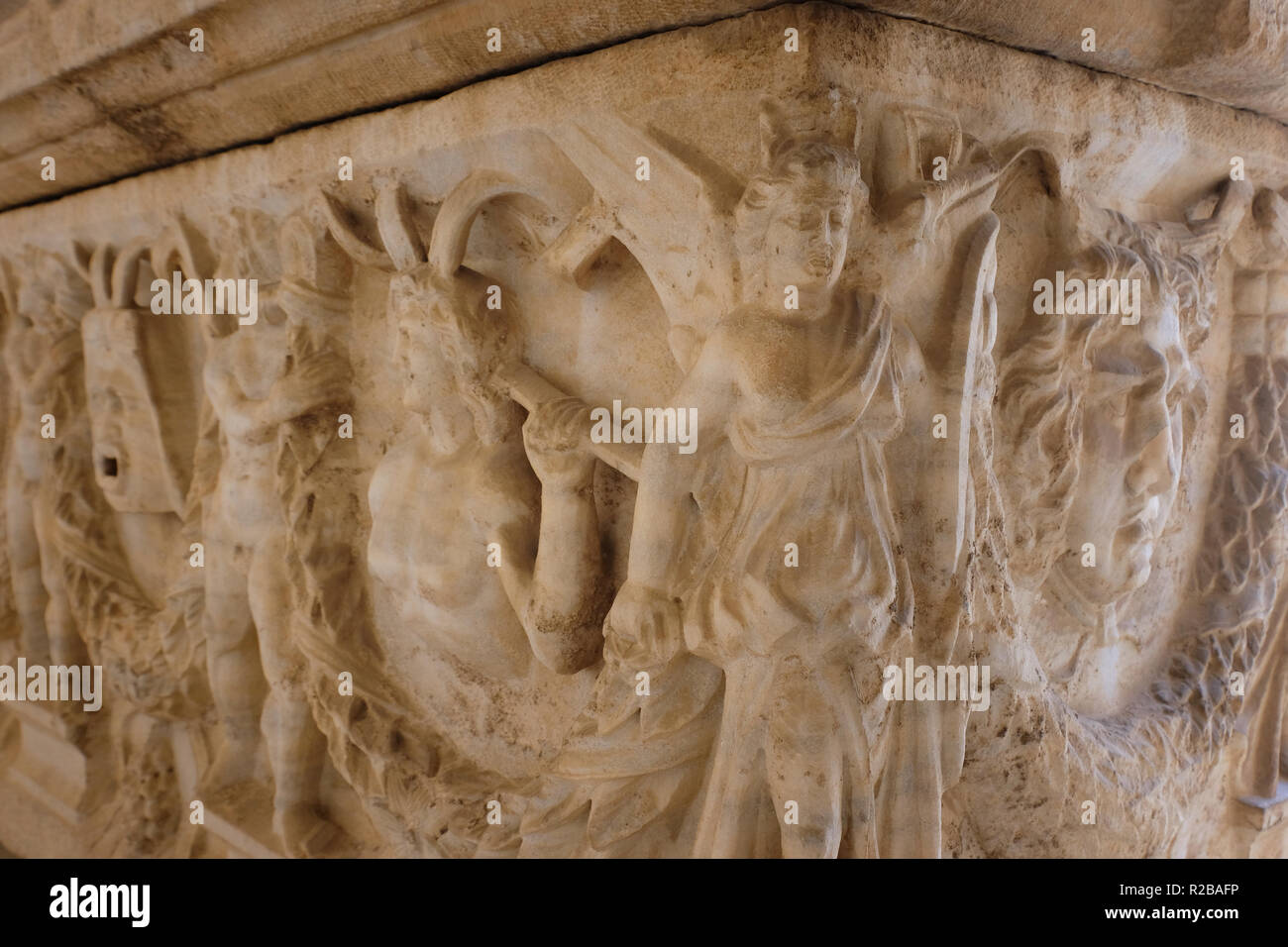 Sarcofago di marmo decorato con ghirlande di fiori con immagini che sembrano rappresentare delle divinità dal terzo secolo D.C. trovato in Tel Mevorah visualizzati al cortile del Rockefeller Museum, che ospita una grande collezione di reperti ritrovati negli scavi archeologici condotti in Palestina mandataria, negli anni venti e trenta è situato nella zona est di Gerusalemme Israele Foto Stock