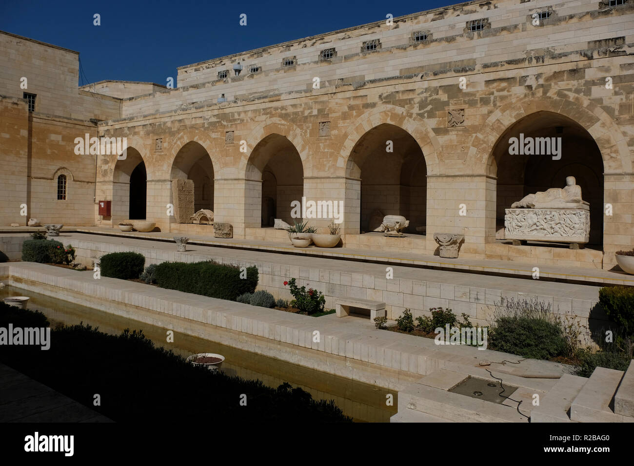 Il cortile interno del Museo Rockefeller, precedentemente noto come la Palestina Museo Archeologico (PAM), un museo archeologico che ospita una grande collezione di reperti ritrovati negli scavi condotti in Palestina mandataria, negli anni venti e trenta. Situato nella parte orientale di Gerusalemme Israele Foto Stock