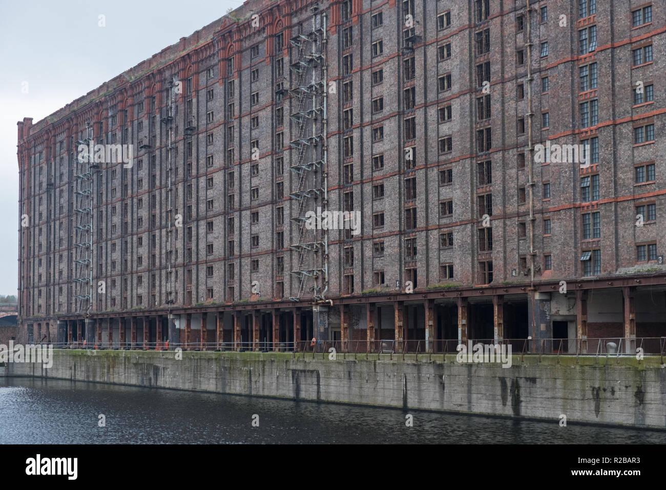 Abbandonato il tabacco vittoriano a magazzino in disuso Stanley Dock sul lungomare di Liverpool Foto Stock