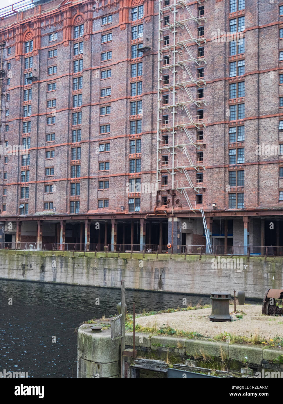 Vittoriano abbandonati magazzino di tabacco e in disuso dal molo presso la ridondante Stanley Dock sul lungomare di Liverpool Foto Stock