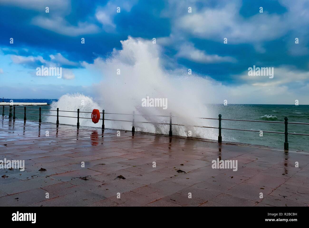 Lavaggio onde sulla passeggiata di Penzance in Cornovaglia, UK. Foto Stock