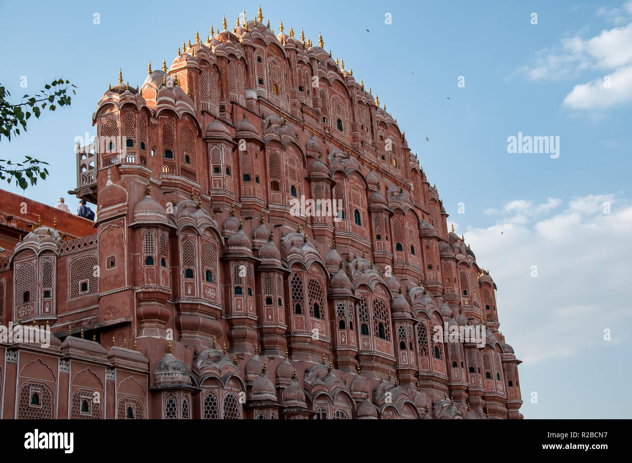 Il palazzo dei venti o Hawa Mahal nel centro di Jaipur Foto Stock