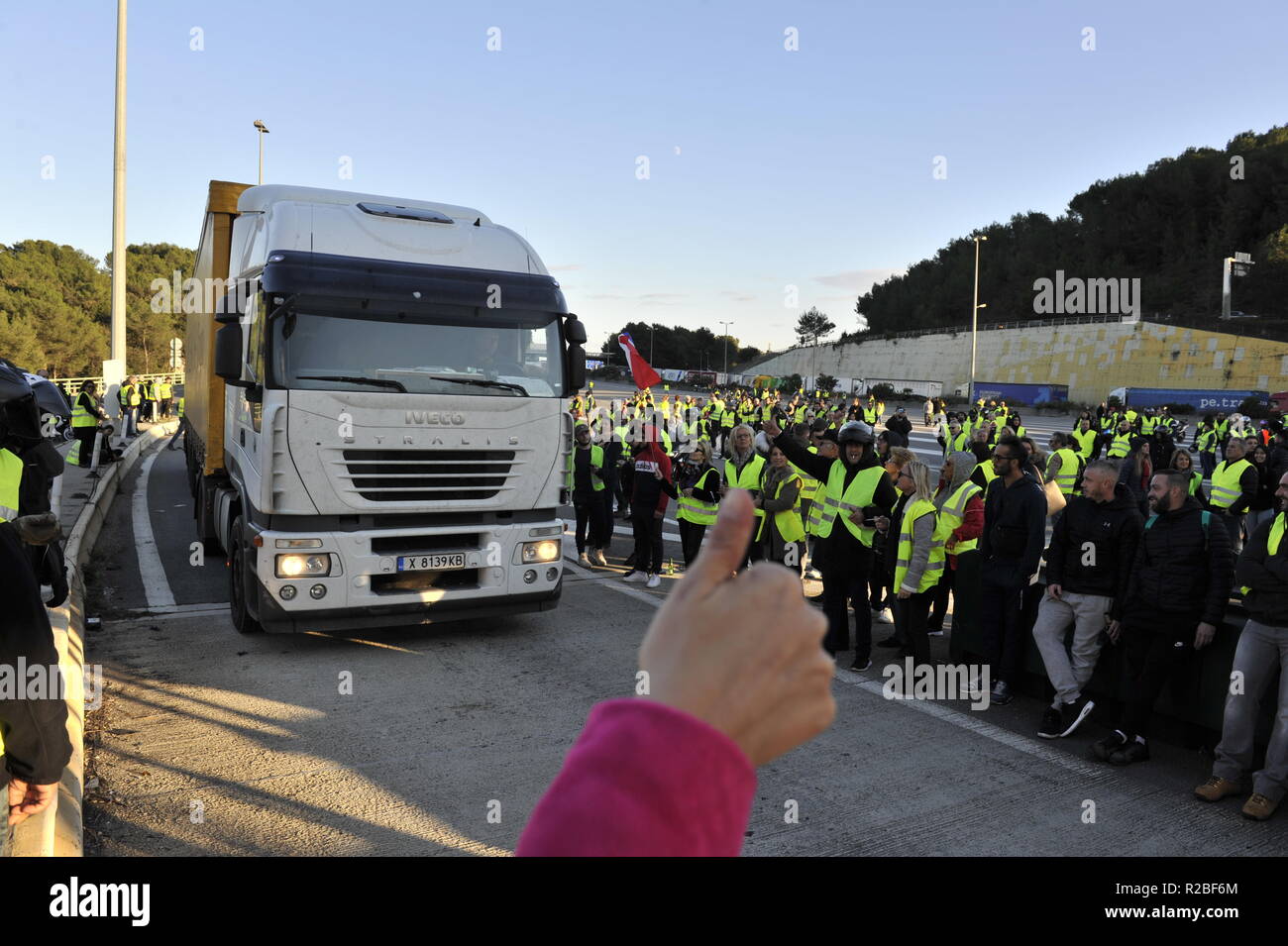 Giubbotti di giallo manifestanti di Antibes Foto Stock