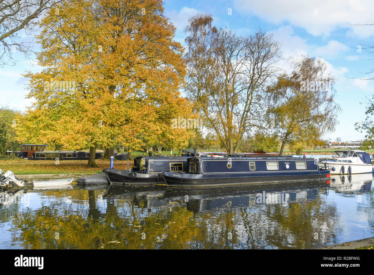 Il fiume Tamigi, Windsor, Inghilterra - Novembre 2018: ampio angolo di veduta panoramica delle due case galleggianti ormeggiate fianco a fianco sul Fiume Tamigi vicino a Windsor. Foto Stock