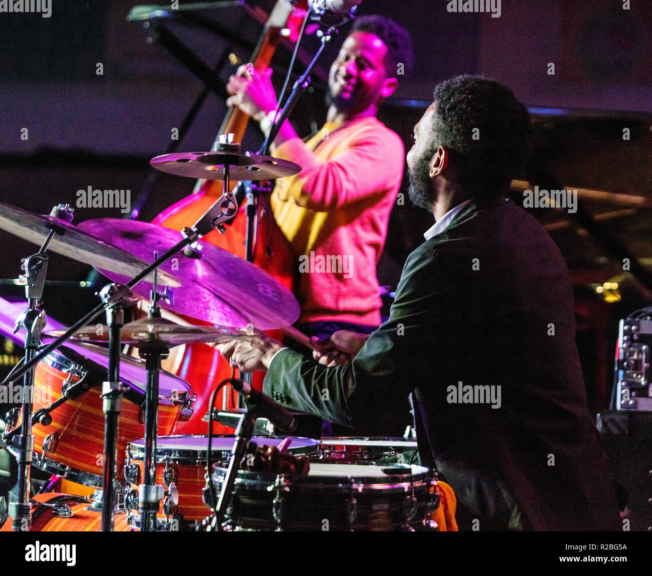 MARK WHITFIELD JR. gioca drumms per TIA FULLER'S Taglio diamante effettuando in corrispondenza della 61a Monterey Jazz Festival - Monterey, California Foto Stock