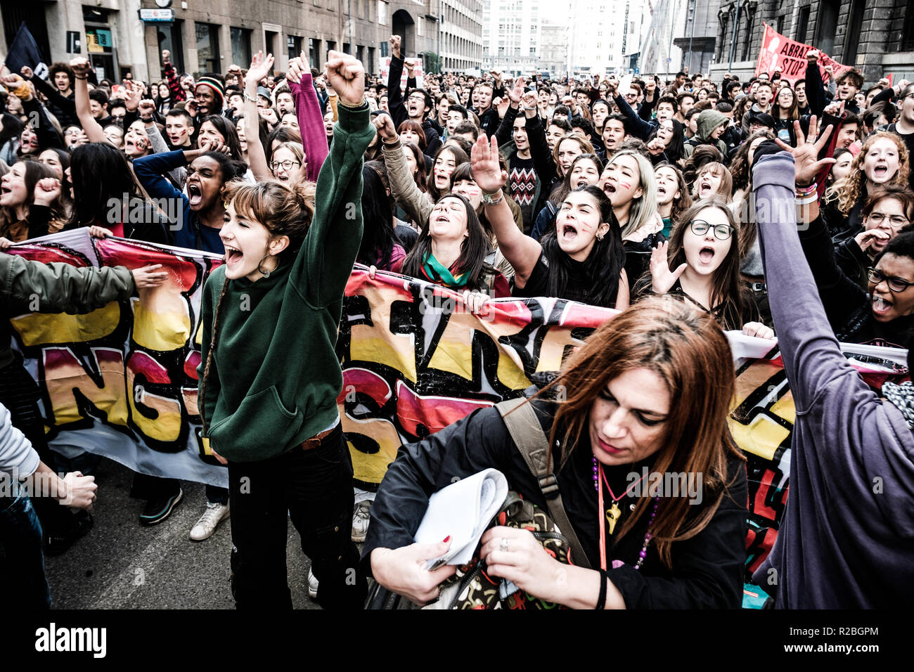 Milano, 16 novembre 2018: gli studenti protestano contro il governo italiano politica durante il 'No Salvini il giorno". Foto Stock