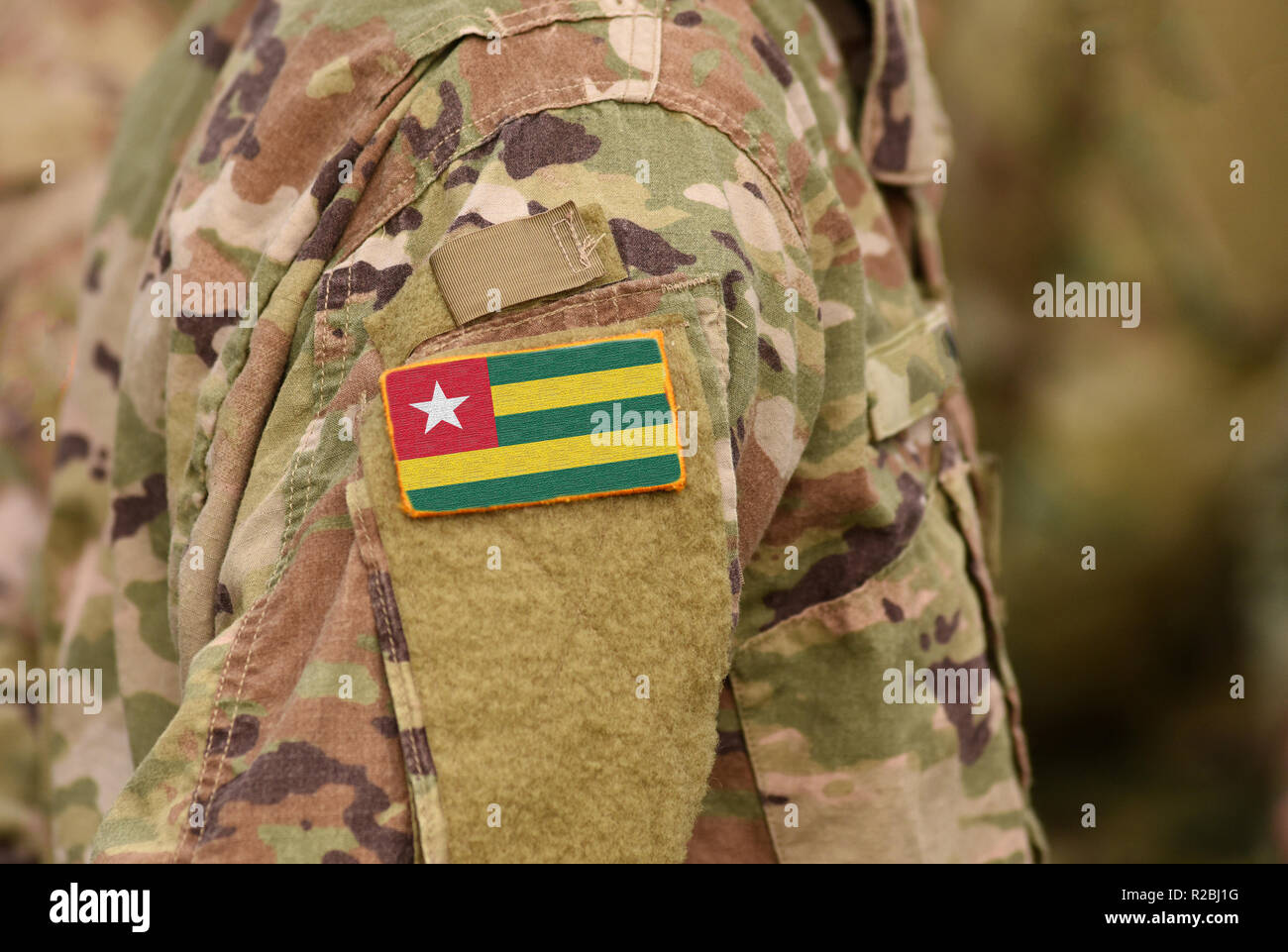 Togo bandiera sul braccio di soldati. Repubblica Togolese truppe (collage) Foto Stock