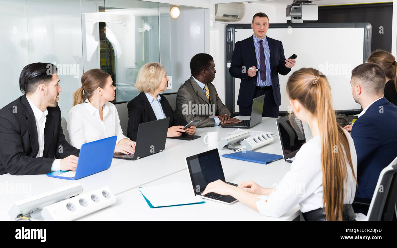 Imprenditore dando altoparlante talk sulla corporate business meeting nella sala riunioni Foto Stock