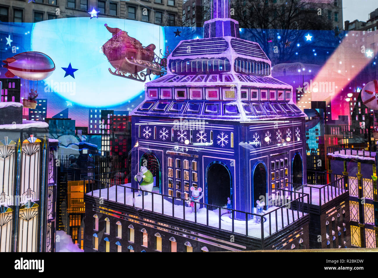 NEW YORK CITY - 17 dicembre 2017: Vista di Macy's Department Store di Herald Square a Manhattan con holiday finestra visualizza Foto Stock