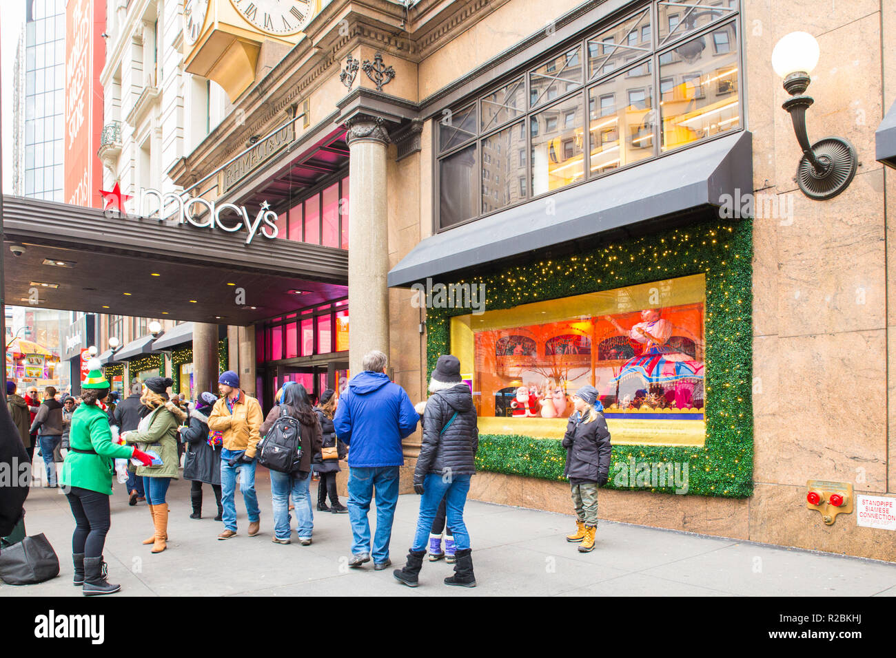 NEW YORK CITY - 17 dicembre 2017: scene di strada da Macy's Department Store di Herald Square a Manhattan con holiday finestra visualizza e persone. Foto Stock