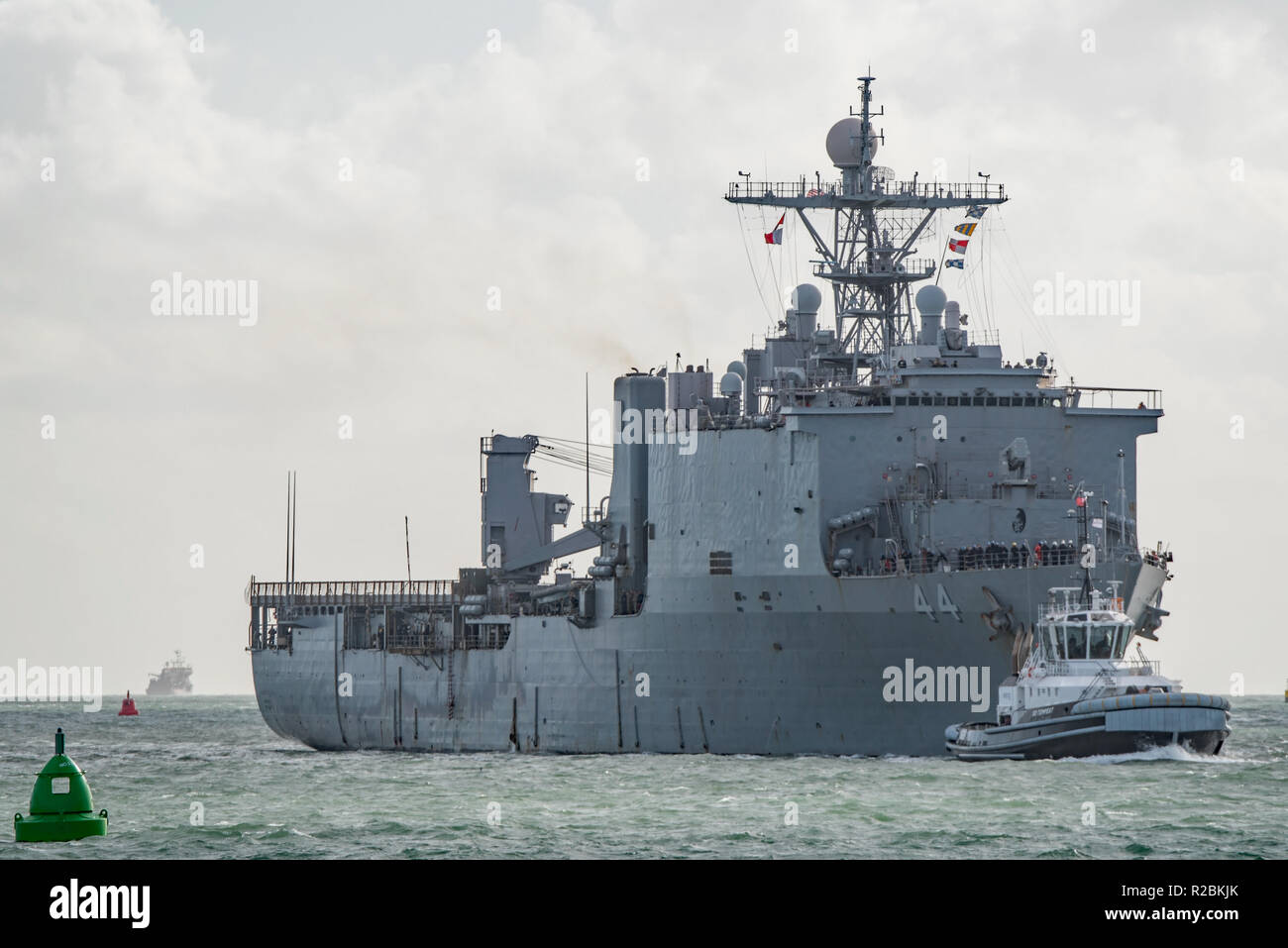 La Marina degli Stati Uniti (Whidbey Island classe) dock landing ship USS Gunston Hall (LSD-44) arrivando a Portsmouth, nel Regno Unito il 9 novembre 2018. Foto Stock