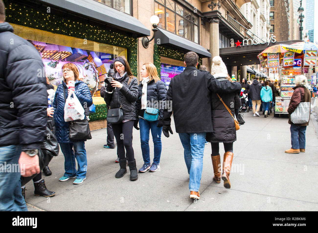 NEW YORK CITY - 17 dicembre 2017: scene di strada da Macy's Department Store di Herald Square a Manhattan con holiday finestra visualizza e persone. Foto Stock