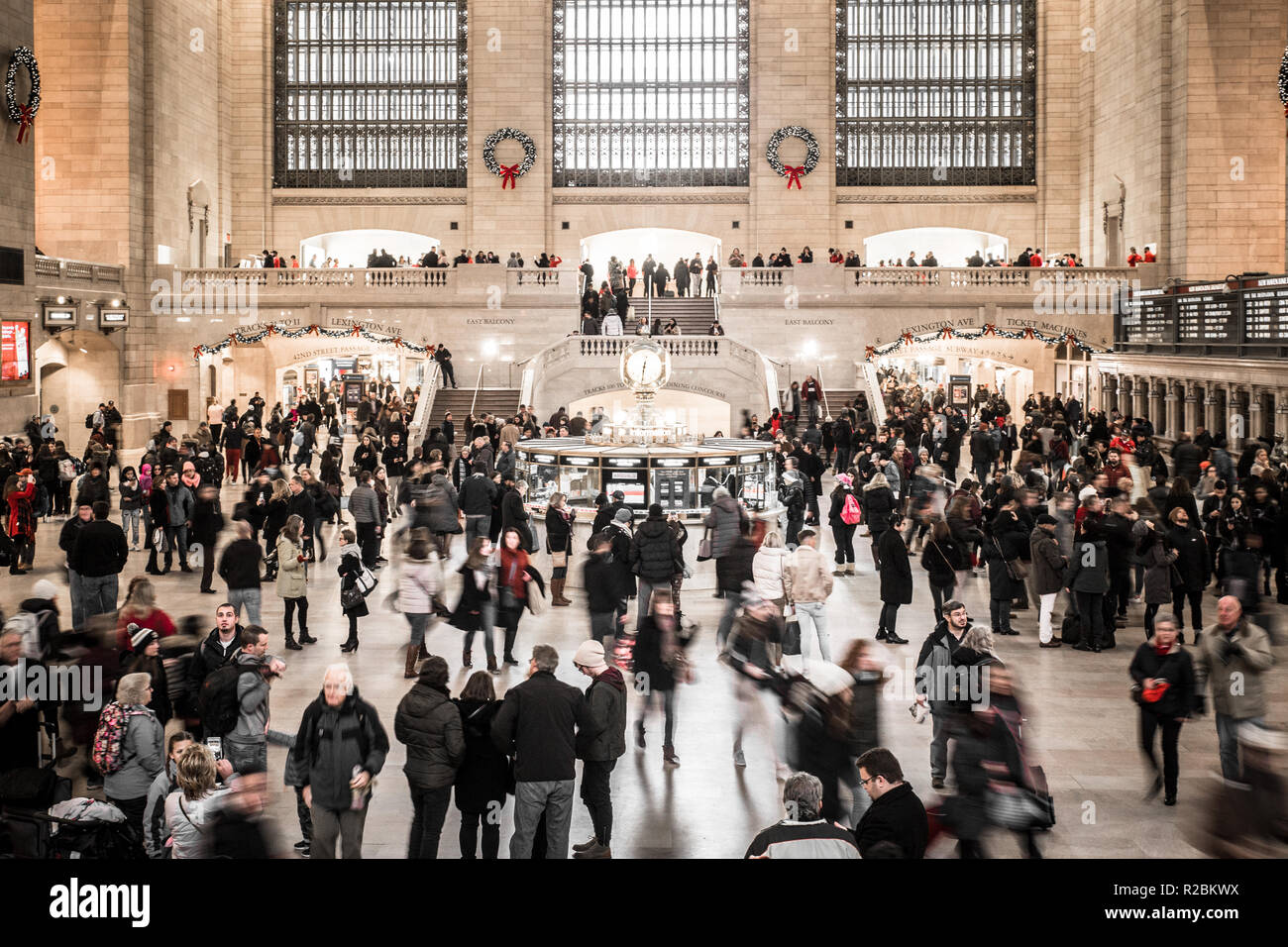 NEW YORK CITY - 17 dicembre 2017: vista dell'interno della stazione Grand Central Terminal in Manhattan in tempo di vacanza con la folla di persone Foto Stock