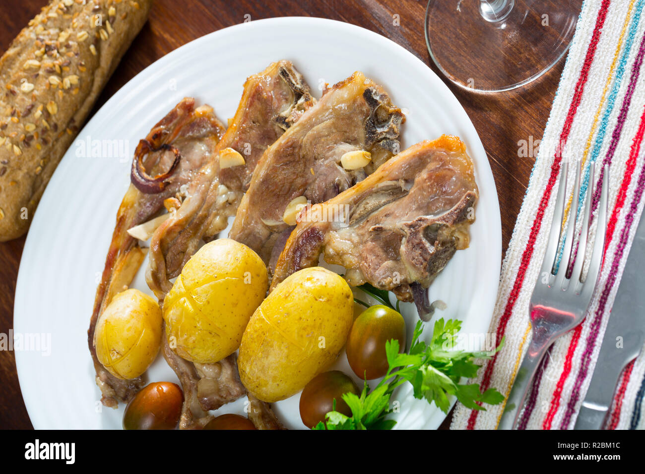 Tradizionale piatto spagnolo Costillas de cordero, agnello con verdure Foto Stock