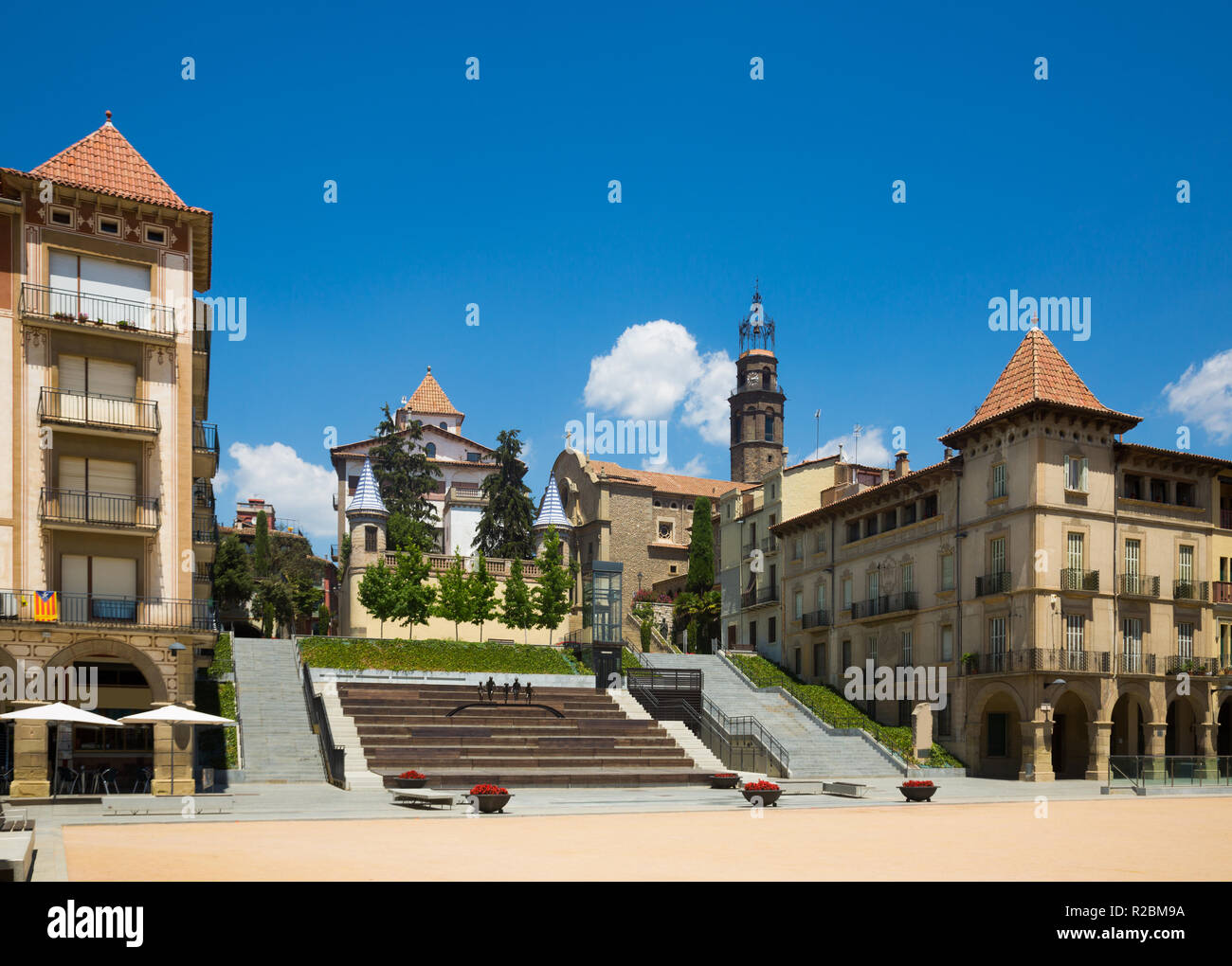 La piazza principale di Fra Bernadí in Manlleu è parte del patrimonio architettonico della Catalogna Foto Stock