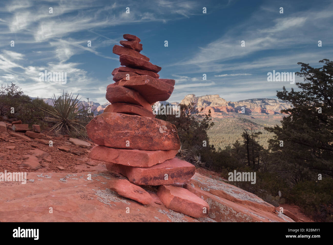 A Sedona in Arizona, sentiero escursionistico pietre pietre bilanciamento in armonia con il paesaggio tranquillo. Foto Stock