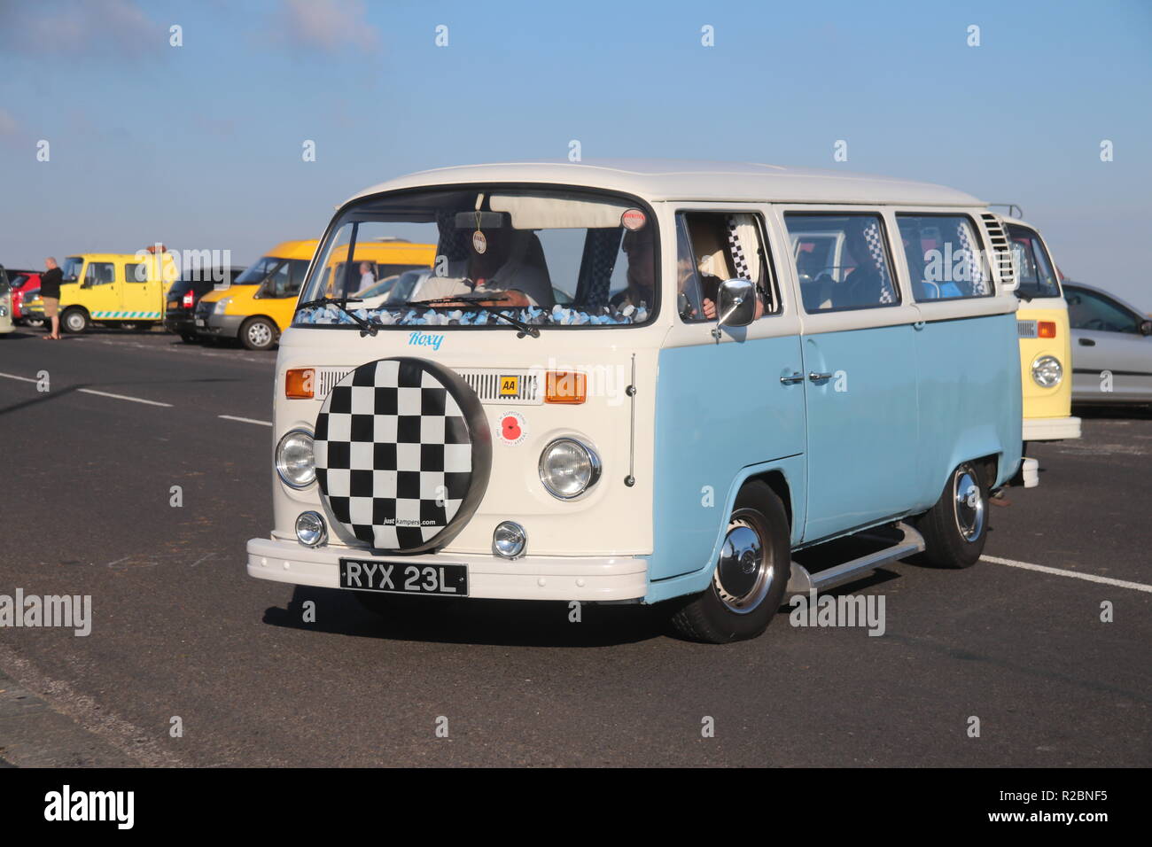 VOLKSWAGEN BUS VW CAMPER IN UN CLASSICO RALLY DEL VEICOLO Foto Stock