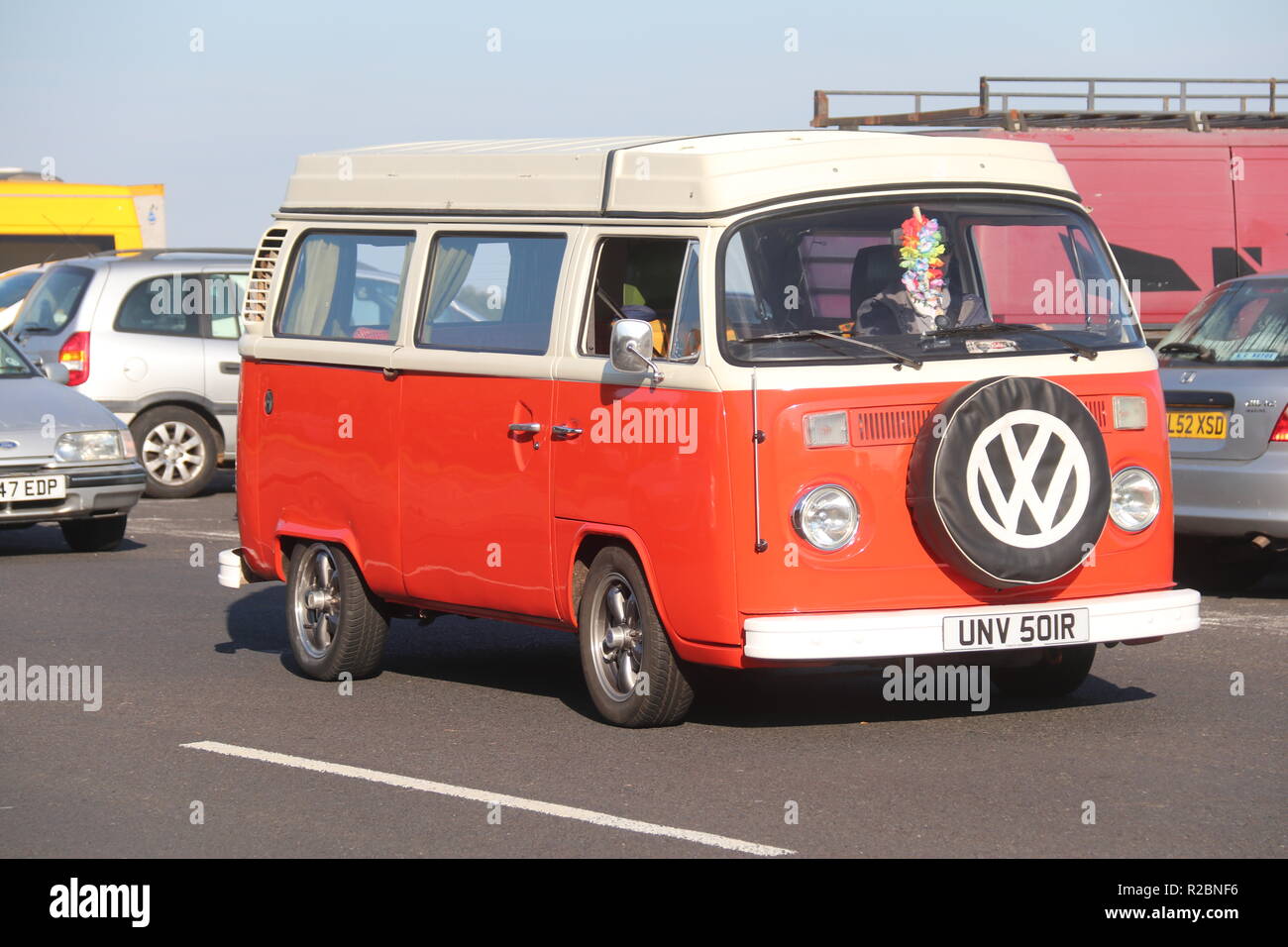 VOLKSWAGEN BUS VW CAMPER IN UN CLASSICO RALLY DEL VEICOLO Foto Stock