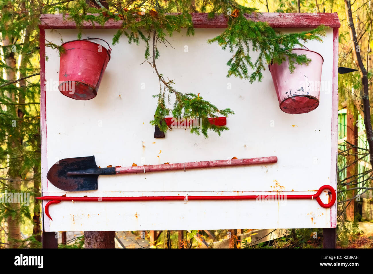 Il piedistallo con il manuale rosso di attrezzature antincendio Foto Stock