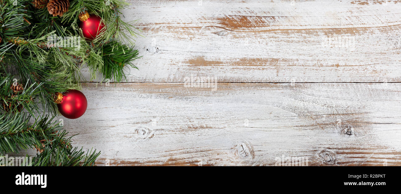 Ruvida rami di abete con palla di Natale ornamenti sul bianco rustico di tavole di legno Foto Stock