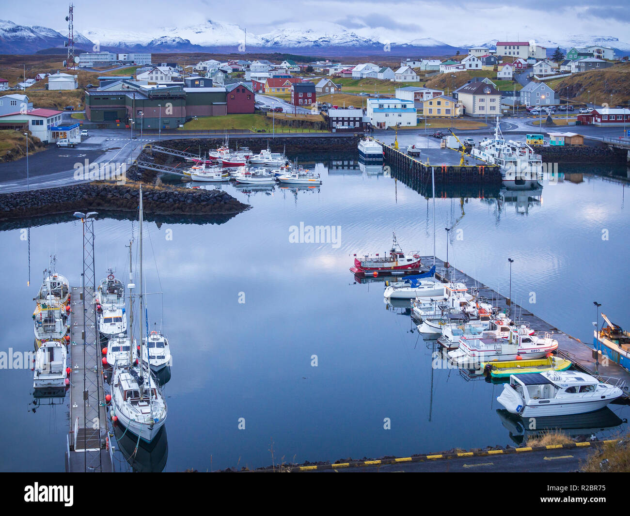 Porto di Stykkisholmur città (Islanda) nella mattina presto, vista aerea Foto Stock