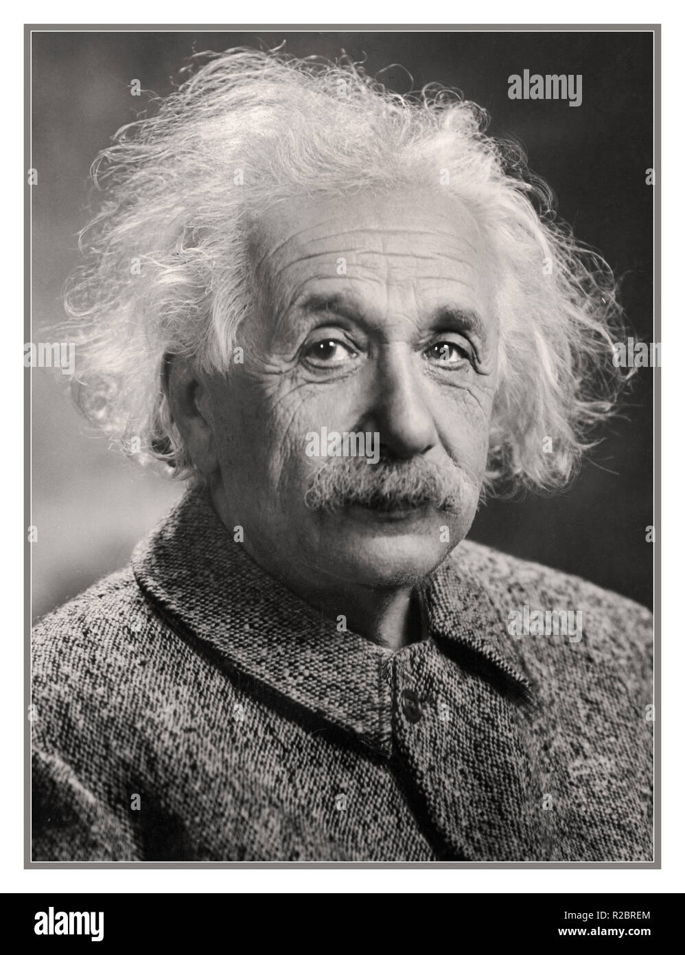 Albert Einstein fisico teorico. Albert Einstein era un tedesco-nato fisico teorico che hanno sviluppato la teoria della relatività, uno dei due pilastri della fisica moderna. Il suo lavoro è anche noto per la sua influenza sulla filosofia della scienza. Digitally Enhanced image per produrre originale di 1940's studio di impatto e di qualità. Foto Stock